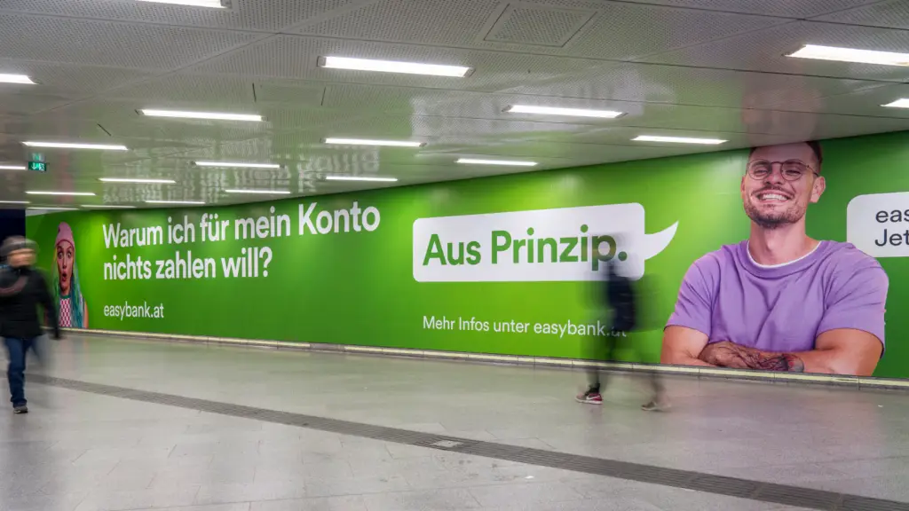 Plakatkampagne am Wiener Hauptbahnhof "Warum ich für mein Konto nichts zahlen will? Aus Prinzip."