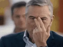 Gif von Man der deutet, dass er einen beobachtet