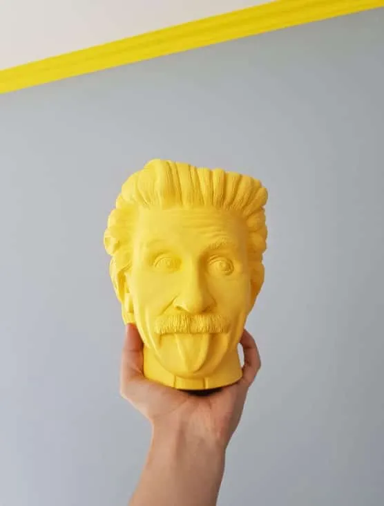 Gelbe Wachsfigur von Einstein, der die Zunge zeigt